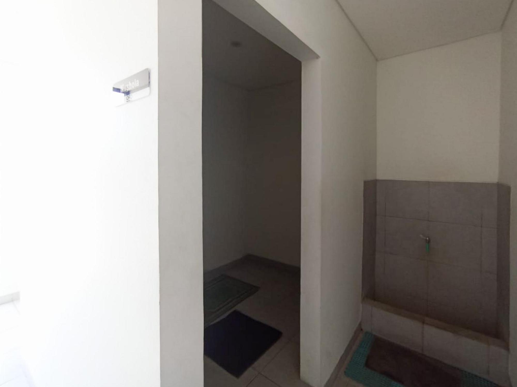 Ofo Kost Premium Kampung Inggris Pare Syariah Mitra Reddoorz Hotel Bagian luar foto